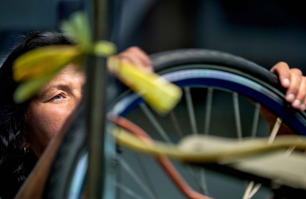 TvåDagar, Hållbar turism med tåg och cykel. Varberg och Monark fabriken som de senaste åren utökat sin produktion och satsar på tillverkning av elcyklar. Hur fungerar det med cykel på Öresundståget. Vi följer Anders Sporsén Erikssons väg på cykel i väst. 
Foto: Nicklas Elmrin & Lisa Thanner